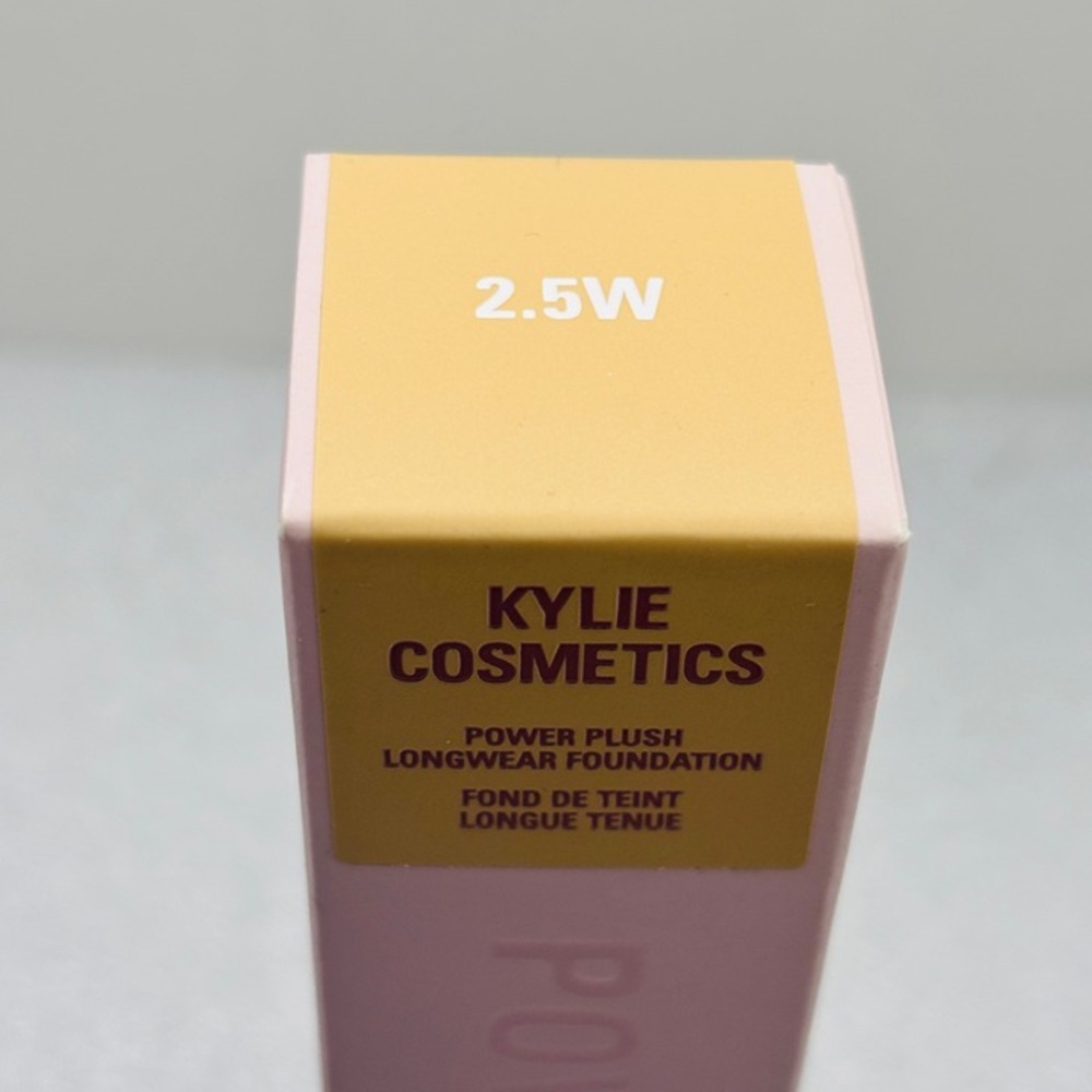 Kylie Cosmetics Power Plush Longwear Foundation-2.5 W - Picture 3 of 9